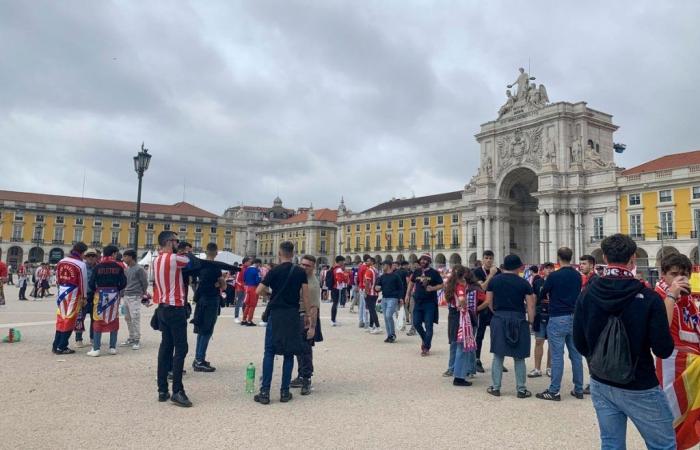 The ‘rojiblanca’ fans occupy the center of Lisbon