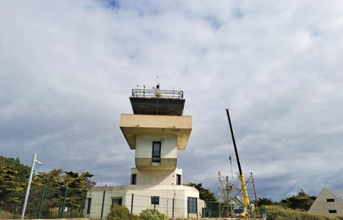 why this crane at the foot of the semaphore?