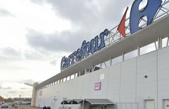 How does Carrefour plan its deployment in Moselle and Meurthe-et-Moselle?