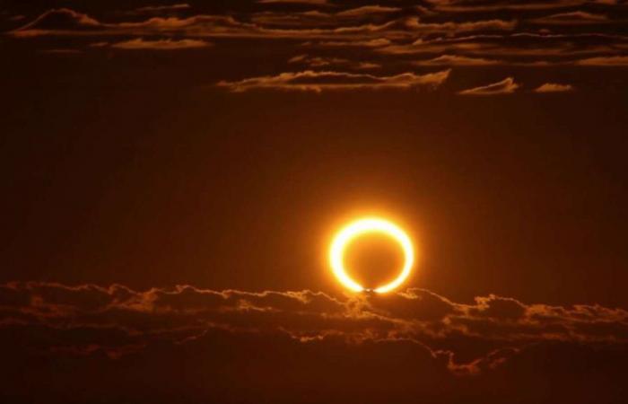 how to watch the last solar eclipse of the year tonight?