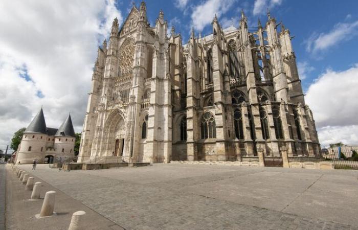 A fire breaks out in the attic of Beauvais Cathedral