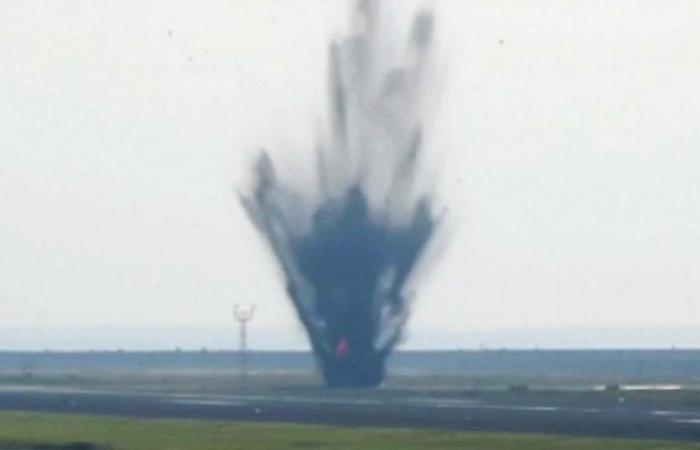 A 250 kg bomb explodes in a Japanese airport: an airliner narrowly avoids it