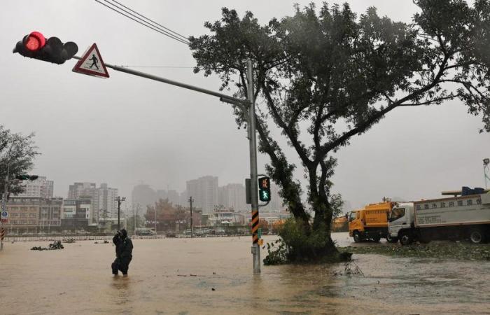 Typhoon Krathon sweeps the south of the Island and causes thousands of victims