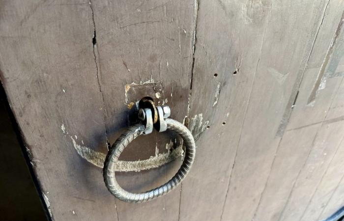 A funny object on the door of this church in Calvados: the town hall reacts