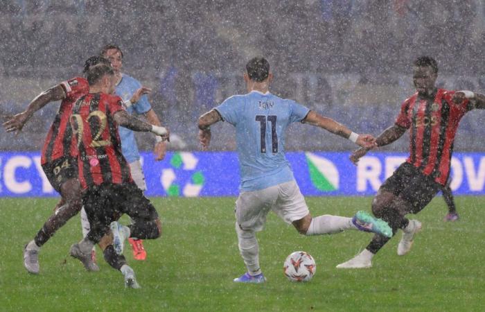 OGC Nice sinks against Lazio, on an almost unplayable pitch