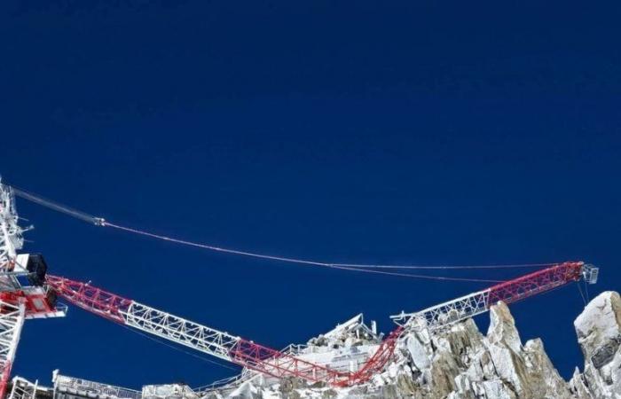 The crane on a construction site in Chamonix split in two