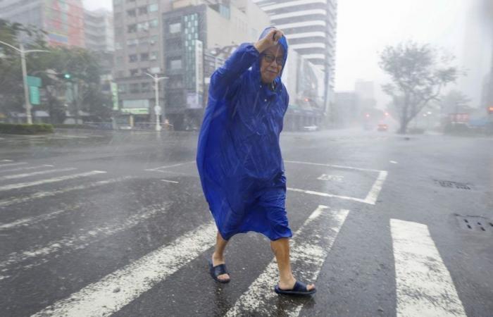 Powerful Typhoon Krathon makes landfall in southern Taiwan