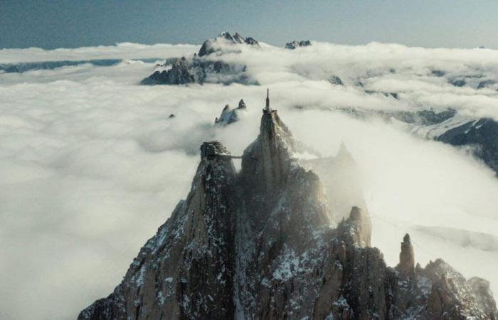 Haute-Savoie. Due to the wind, the crane at the Aiguille du Midi construction site breaks