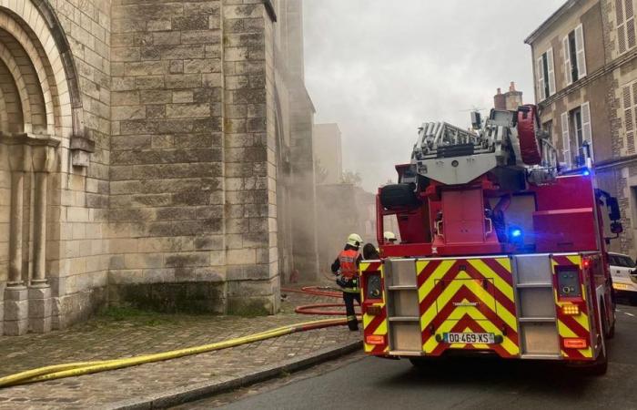 A fire breaks out in the nave of the Saint-Hilaire church in Poitiers