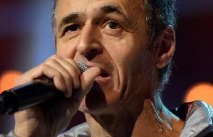 A fan of Jean-Jacques Goldman sends him his novel, the singer responds