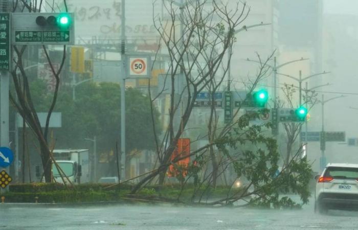 Typhoon “Krathon” makes landfall in southern Taiwan