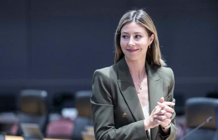 The mayor washes her hands