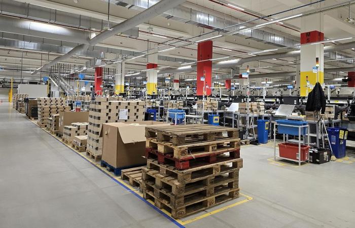 Your Amazon orders are prepared by robots, we went to see how it works