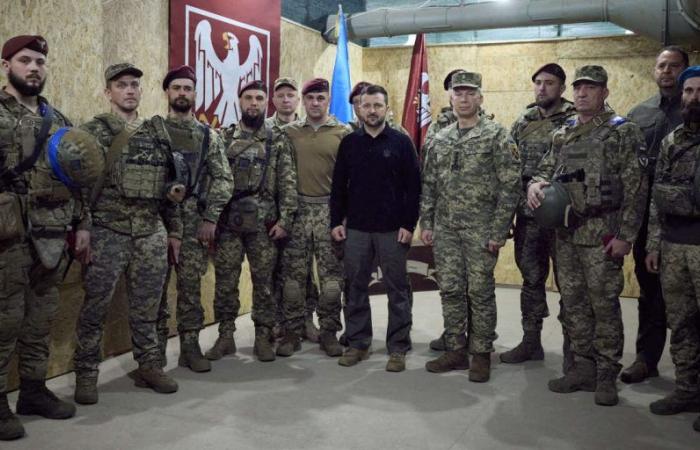 Volodymyr Zelensky with soldiers in the border area with Russia