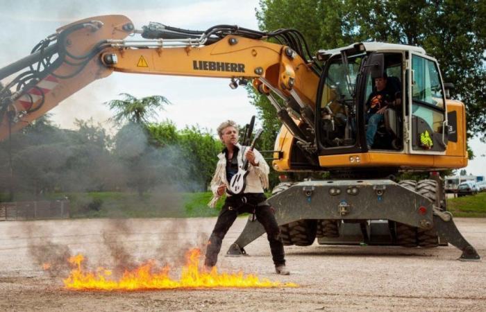 A tribute to Johnny Hallyday with an excavator to launch Lisieux Grands Ouverts