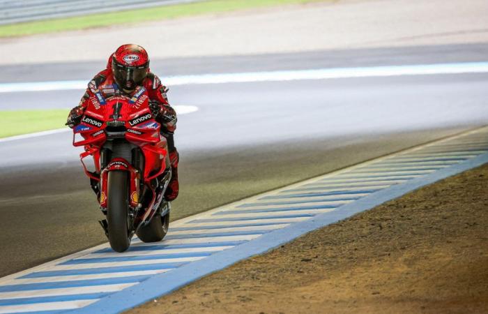 Bagnaia and Martín lead between two showers