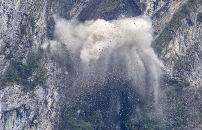 Unstable rocks dynamited above a Uranian road gallery – rts.ch