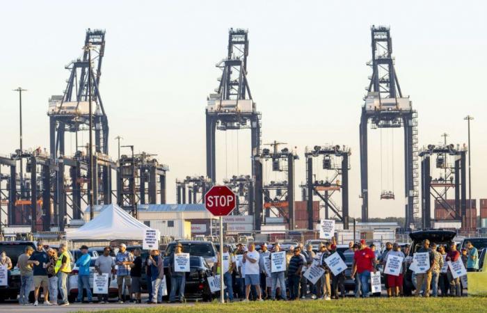 In the United States, the strike of dockworkers on the East Coast and the Gulf of Mexico ends