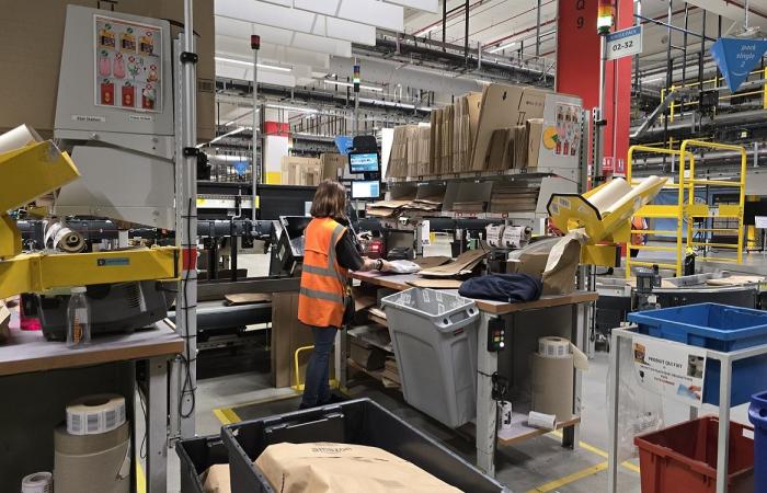 Your Amazon orders are prepared by robots, we went to see how it works