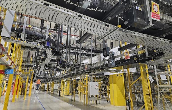 Your Amazon orders are prepared by robots, we went to see how it works