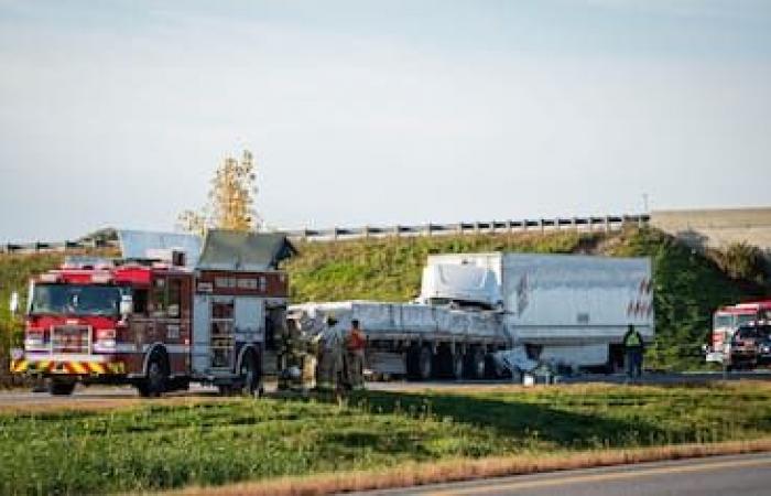 A man between life and death after a collision between two semi-trailers on the A30