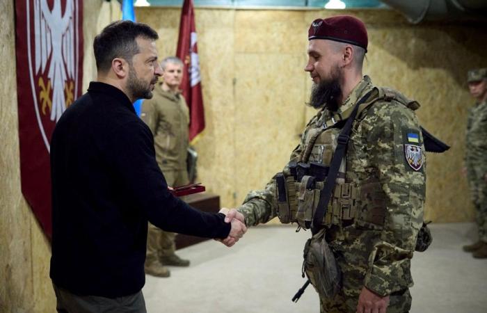 War in Ukraine | Zelensky visits soldiers fighting in Russia’s Kursk region