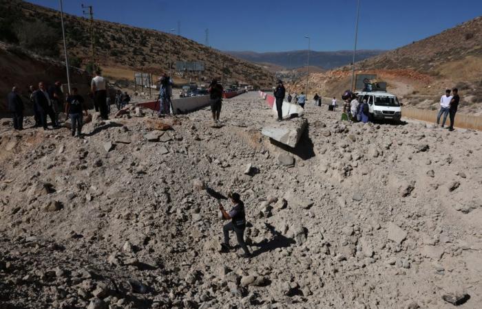 Israeli raid cuts road between Syria and Lebanon, says Beirut