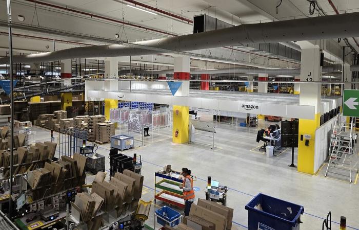 Your Amazon orders are prepared by robots, we went to see how it works