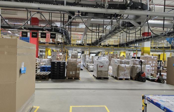 Your Amazon orders are prepared by robots, we went to see how it works