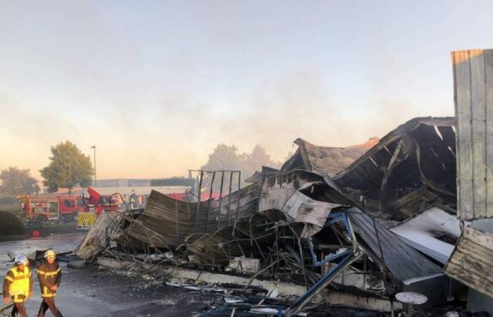 in Sartilly, a fire destroys a 3,300 m2 warehouse