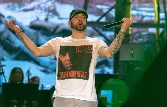 Eminem’s daughter tells him he’s going to be a grandfather with a “grandpa” jersey