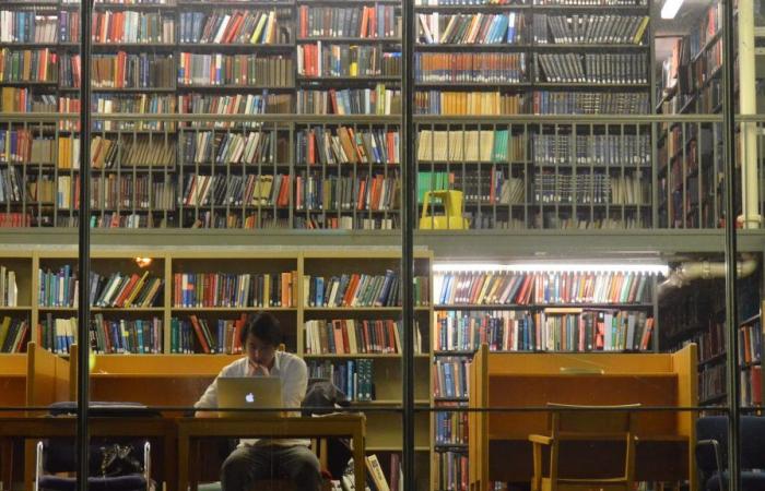 a union denounces a freeze on orders in municipal libraries, the town hall defends itself