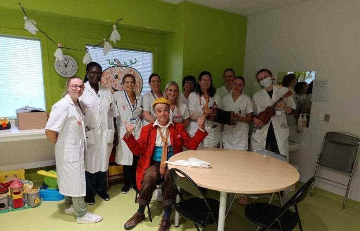 A clown in the pediatric department of Abbeville hospital during the circus festival