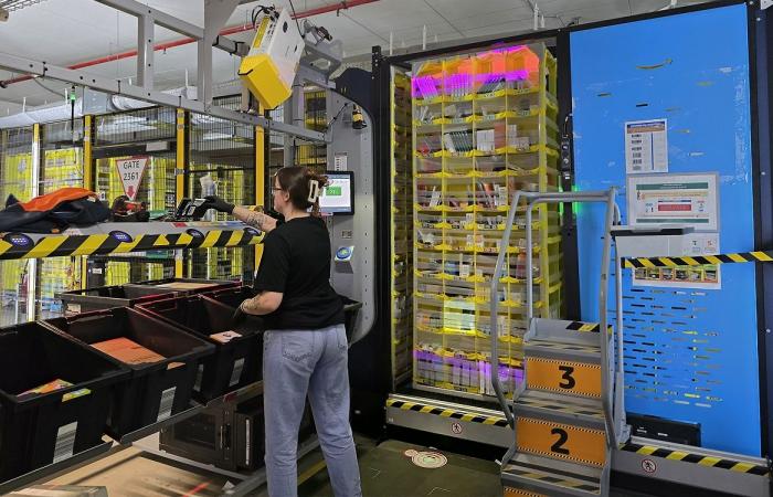 Your Amazon orders are prepared by robots, we went to see how it works