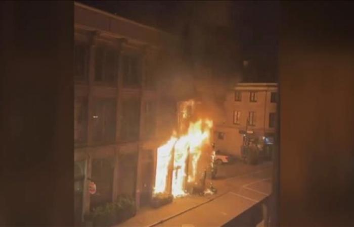 A major fire devastates a building in Old Montreal, at least two dead