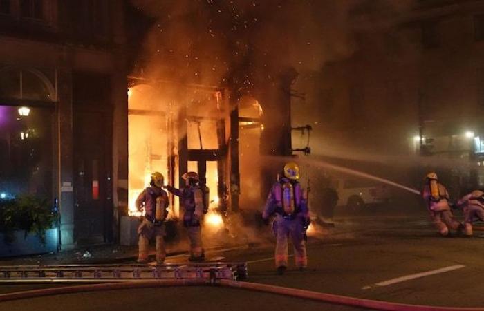 A major fire devastates a building in Old Montreal, at least two dead