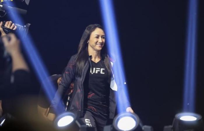 Carla Esparza recieves her flowers for exciting retirement fight