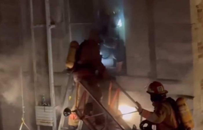 [VIDÉO] Old Montreal fire: an unconscious man saved at the last minute by firefighters