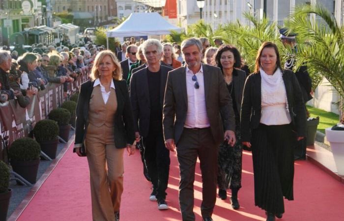 Arielle Dombasle and her jury paraded on the red carpet in Dinard