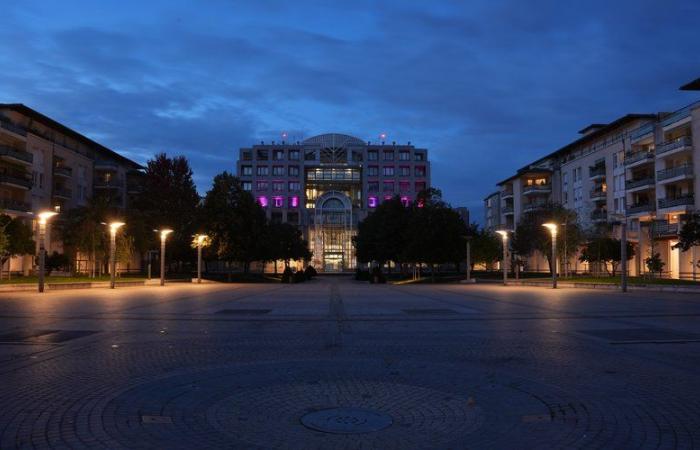 Colomiers. Why does city hall light up pink at night?