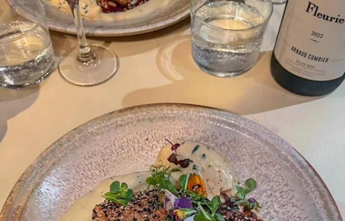 At Les Enfants Perdus, in Paris, “the salmon steak, coated with sesame, white and black, balances between sweetness and freshness”