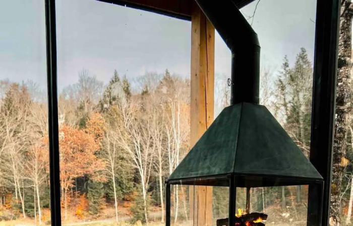 This modern barn-style cottage for rent is the perfect fall getaway less than an hour from Montreal