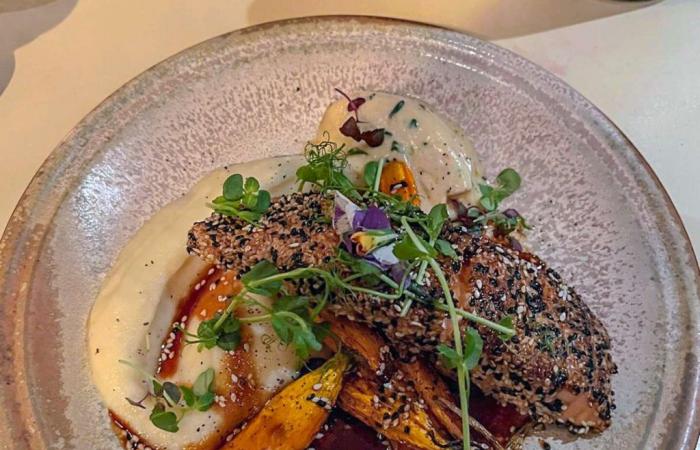 At Les Enfants Perdus, in Paris, “the salmon steak, coated with sesame, white and black, balances between sweetness and freshness”