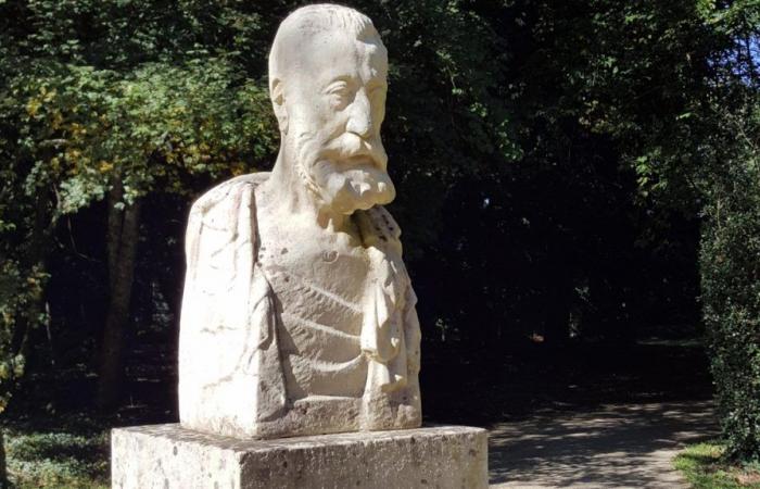 Saint-Cyr-sur-Loire pays tribute to Anatole France