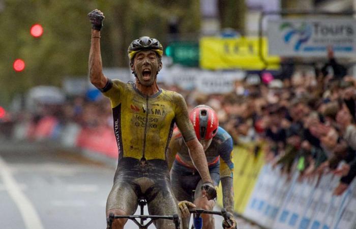 Christophe Laporte winner of the Paris-Tours classic, in the rain and in the mud