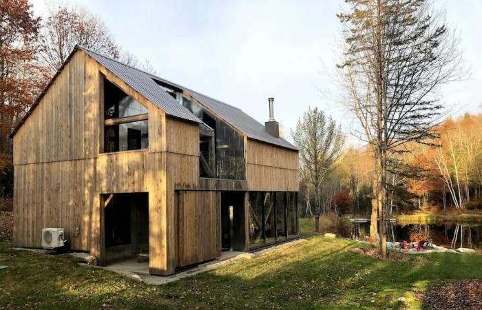 This modern barn-style cottage for rent is the perfect fall getaway less than an hour from Montreal