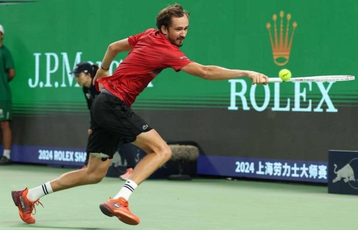 Daniil Medvedev defeats Matteo Arnaldi in Shanghai | ATP Tour