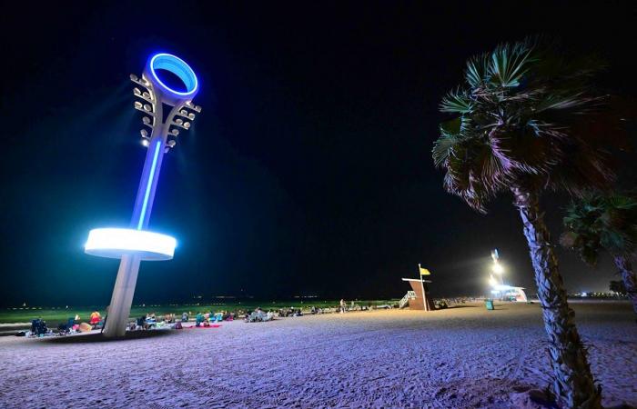 Faced with soaring temperatures, we go to the beach at night