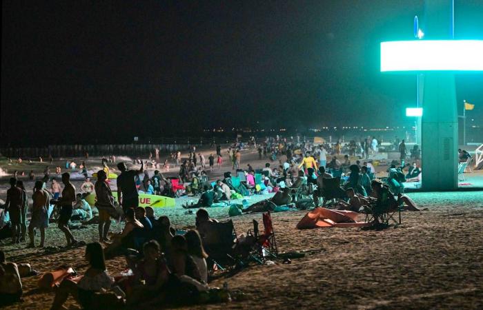 Faced with soaring temperatures, we go to the beach at night