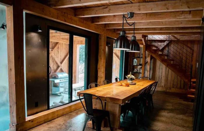 This modern barn-style cottage for rent is the perfect fall getaway less than an hour from Montreal